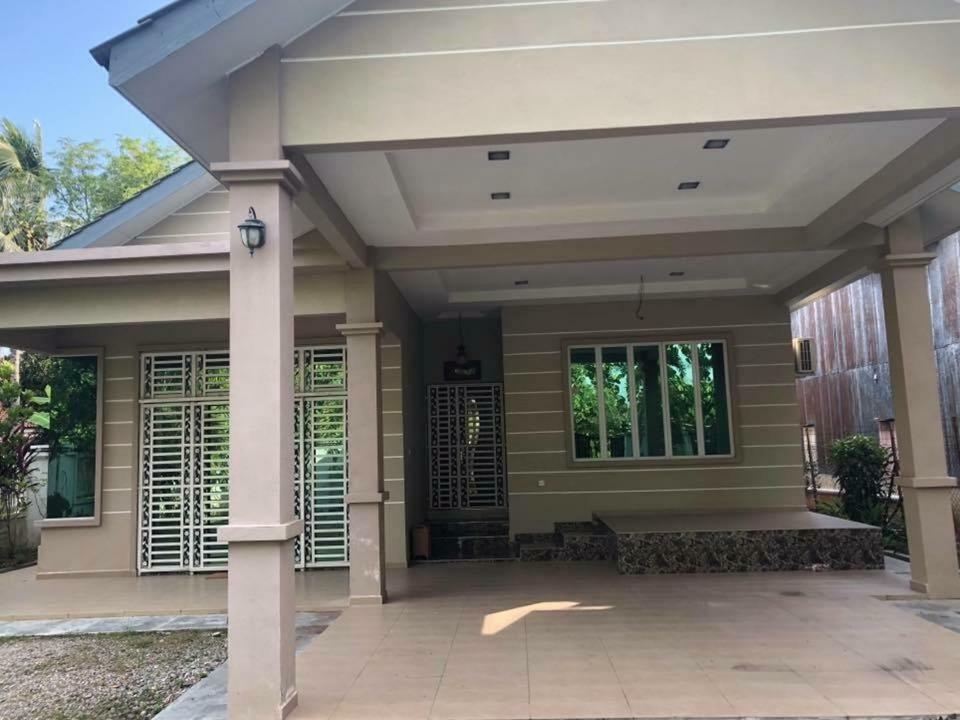 Leissa Homestay Ayer Hitam Exterior foto